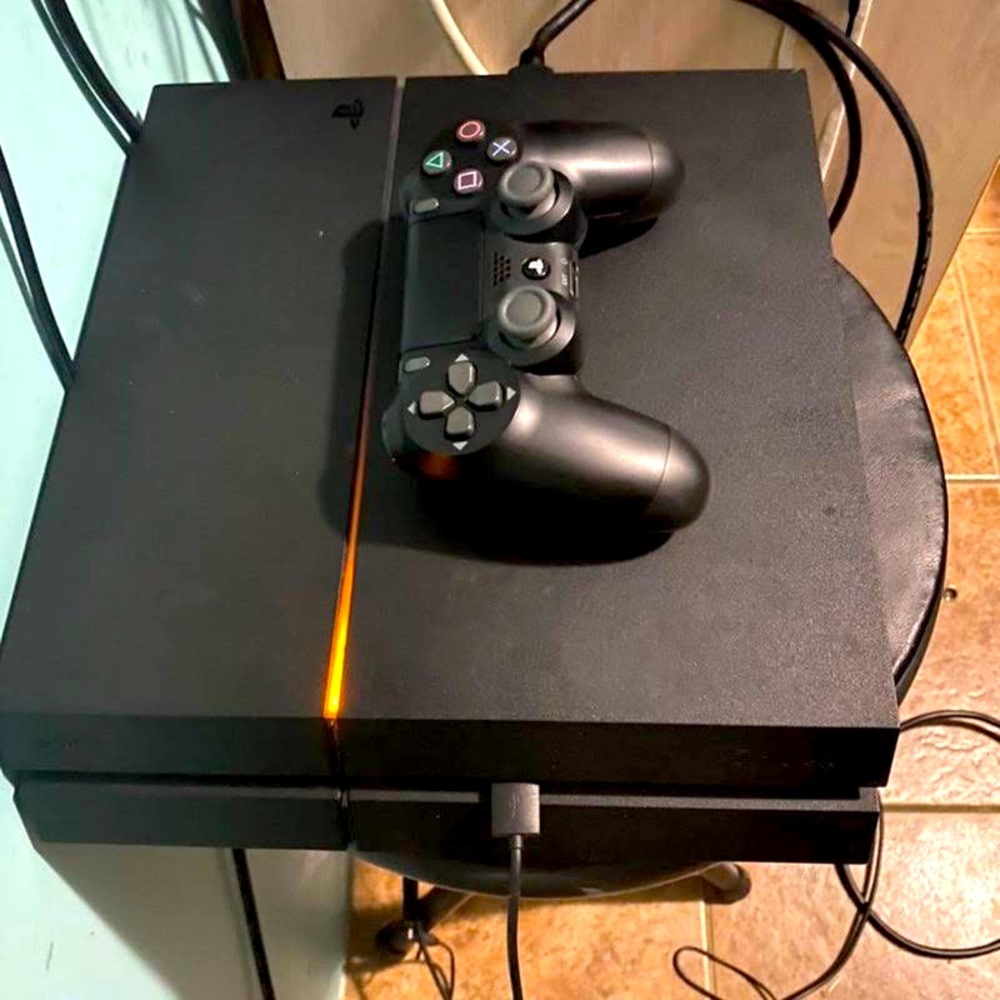 playstation 4  w one remote wires and all